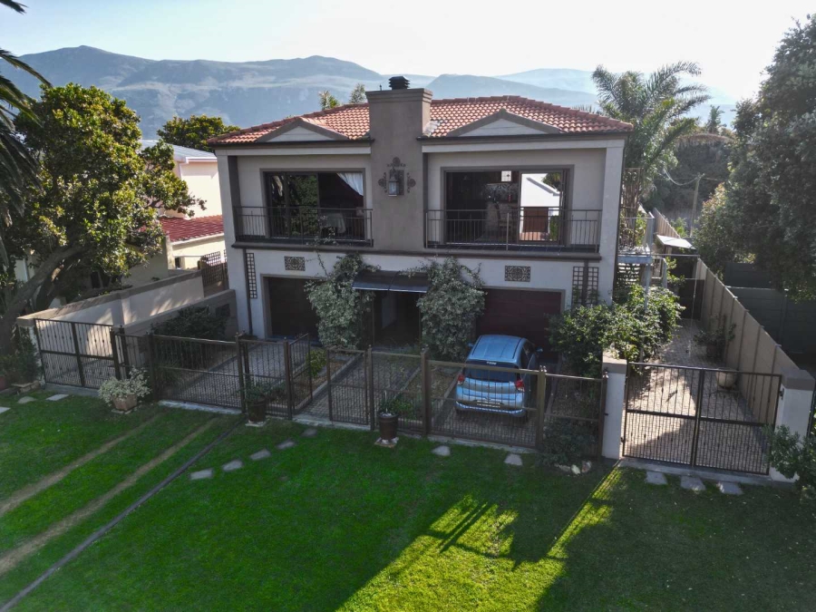 6 Bedroom Property for Sale in Sandbaai Western Cape